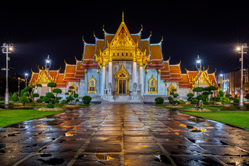 Naklejka premium Wat Benchamabophit or the Marble Temple at night in Bangkok, Thailand.