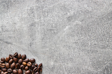 Ziarenka kawy na betonowym tle