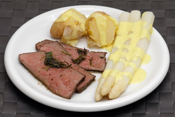 Roast beef mit Spargel und Kartoffeln
