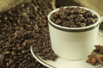 biała filiżanka kawy