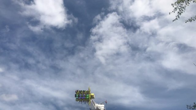 Karussell der Giant Booster Fahrgesch&auml;ft auf dem Hamburger Hafenfest