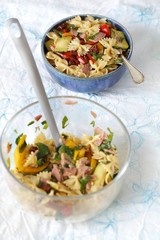 Pasta salad with grilled pepper and courgette, dried tomatoes and ham