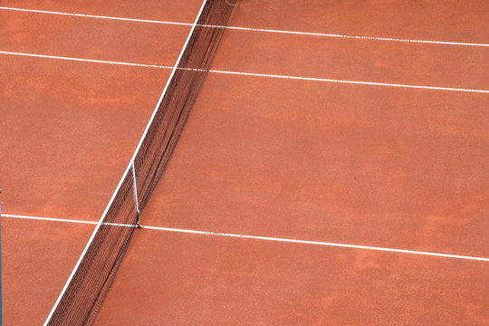 Lehrer Tennisplatz mit Netz aus der Vogelperspektive