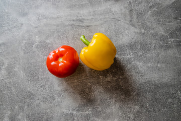 Papryka żółta cała oraz pomidor czerwony malinowy