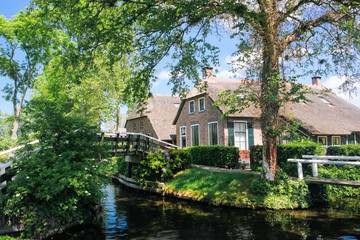 Fototapeta na wymiar View of famous typical Dutch village Giethoorn with canals in the province of 'Overijssel. The beautiful Traditional Dutch House and gardening city is know as 