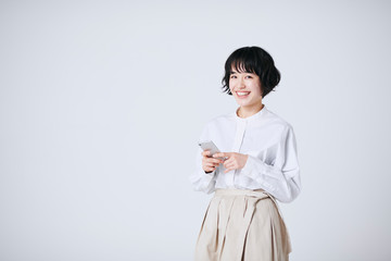 若い女性　ライフスタイル　白背景