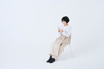 若い女性　ライフスタイル　白背景