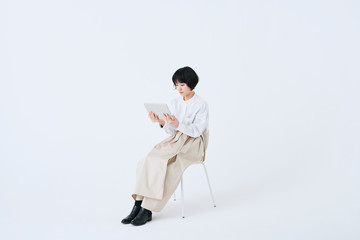 若い女性　ライフスタイル　白背景