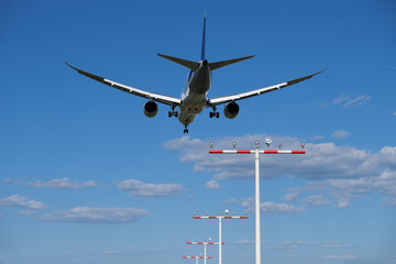 Flugzeug im Landeanflug auf Flughafen - Stockfoto