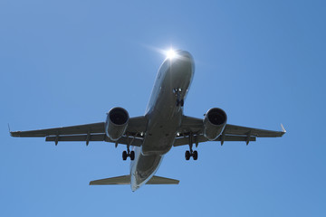 Flugzeug im Landeanflug auf Flughafen Frankfurt - Stockfoto