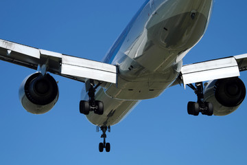 Flugzeug im Landeanflug auf Flughafen - Stockfoto