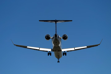 Flugzeug in der Luft im Landeanflug auf Flughafen - Stockfoto