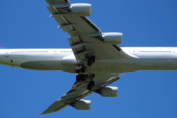 Passagierflugzeug fährt Fahrwerk aus zur Landung - Stockfoto