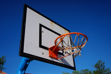 Tablero de baloncesto con fondo de cielo azul