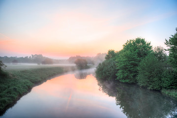 Am Fluß Nidda in Frankfurt am Main am frühen Morgen