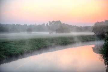 Fototapeta na wymiar Am Fluß Nidda in Frankfurt am Main am frühen Morgen