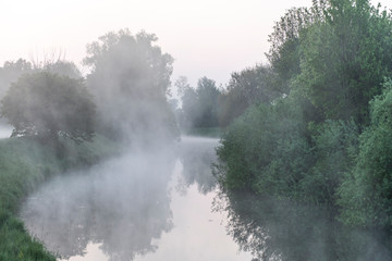 Plakat Am Fluß Nidda in Frankfurt am Main am frühen Morgen