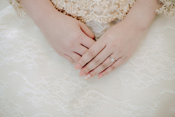Obraz na płótnie Canvas Wedding ring in finger of the bride.