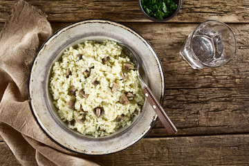 Frischer hausgemachter Risotto mit Champignons (Selektiver Fokus, Fokus auf das Risotto)