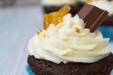 Chocolate cupcakes with vanilla butter frosting and golden crumbs, chocolate, and lemon. There is a memo for the text.