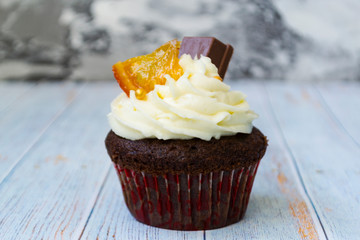 Chocolate cupcakes with vanilla butter frosting and golden crumbs, chocolate, and lemon. There is a memo for the text.