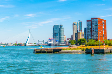 Holland America Line en andere wolkenkrabbers in Rotterdam, Nederland
