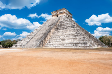 Fototapeta na wymiar The Pyramid of Kukulkan at the ancient mayan city of Chichen Itza