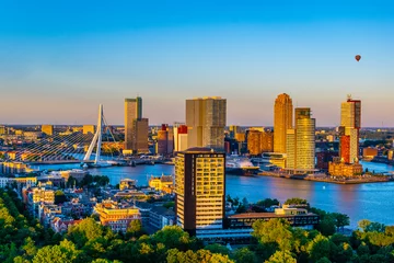 Photo sur Plexiglas Pont Érasme Vue aérienne du coucher du soleil du pont Erasmus et des toits de Rotterdam, Pays-Bas