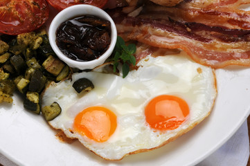 Uovo all'occhio di bue ft5105_9599 Fried egg