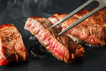 Keuken spatwand met foto 黒毛和牛　モモステーキ　Japanese beef steak on grill plate © Nishihama