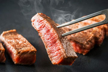 黒毛和牛　モモステーキ　Japanese beef steak on grill plate