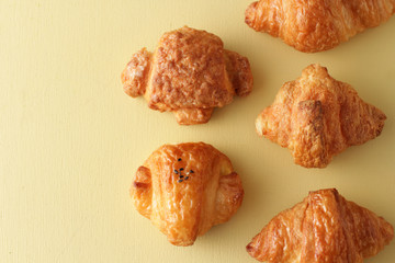 小さなたくさんのクロワッサンの集合