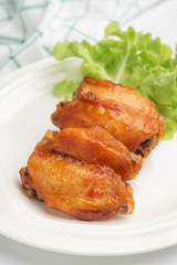 Close up deep-fried chicken wings with sweet source