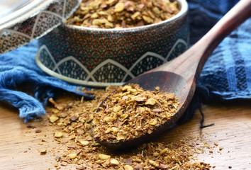 Gemahlener Chili auf Holzlöffel