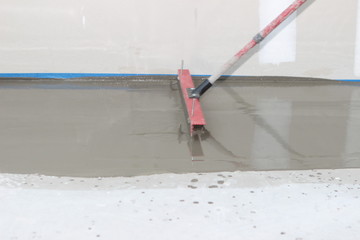 Self leveling mortar