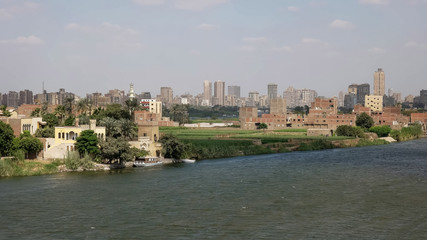 Obraz premium the bank of the nile river at cairo, egypt