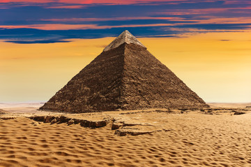 Obraz na płótnie Canvas The Pyramid of Khafre, beautiful sunset view
