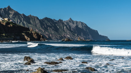 Fototapeta na wymiar Ocean waves in the rocky Bay