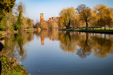 Fototapeta na wymiar Natural scenes at the river of avon in stratford with blue water