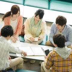 Obraz premium 大学のロビーで談笑をする大学生