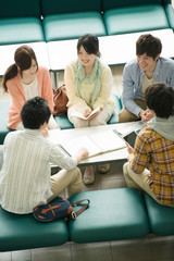 大学のロビーで談笑をする大学生
