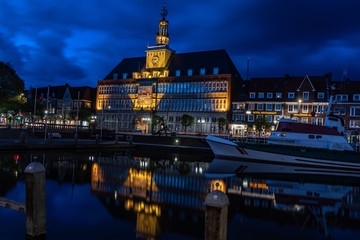 Fototapeta premium Rathaus Emden bei Nacht