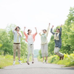 Fototapeta premium 一本道でジャンプをする大学生