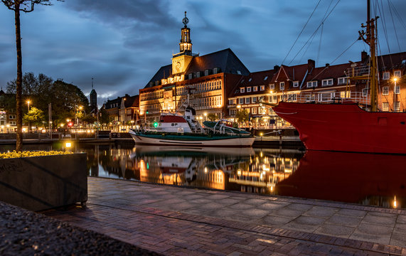 Rathaus Emden bei Nacht