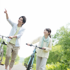 Fototapeta premium 自転車を押すカップル