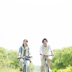 自転車に乗るカップル