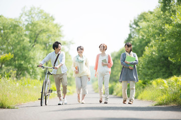 一本道を歩く大学生