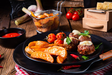 Meatballs with potato quarter from the oven