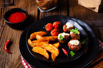 Meatballs with potato quarter from the oven