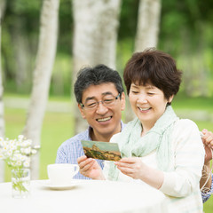 絵はがきを見るシニア夫婦
